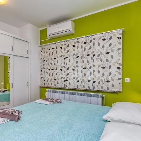 Gordana With Terrace Apartment Funtana